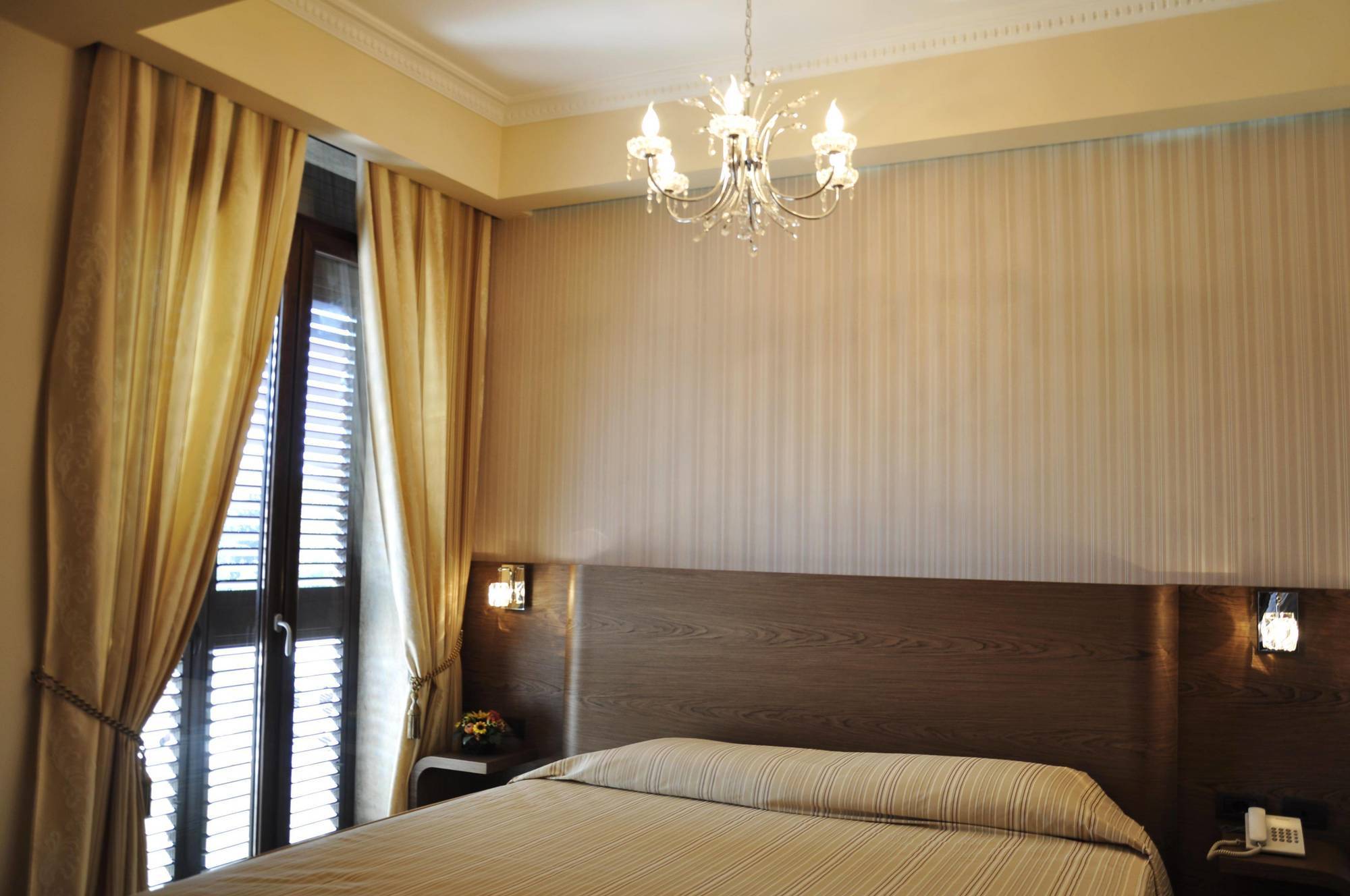 Oxford Hotel ติรานา ภายนอก รูปภาพ