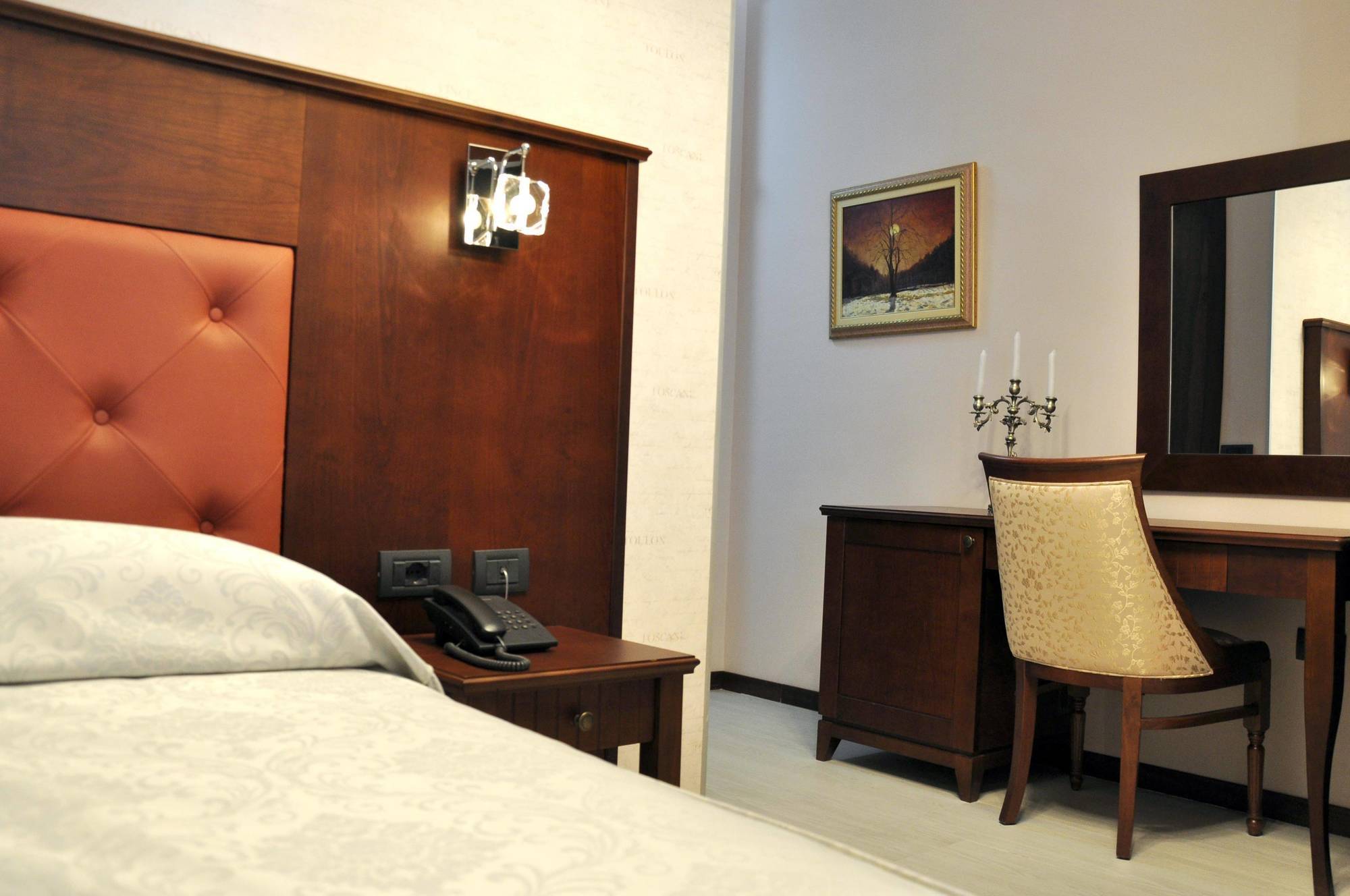 Oxford Hotel ติรานา ภายนอก รูปภาพ